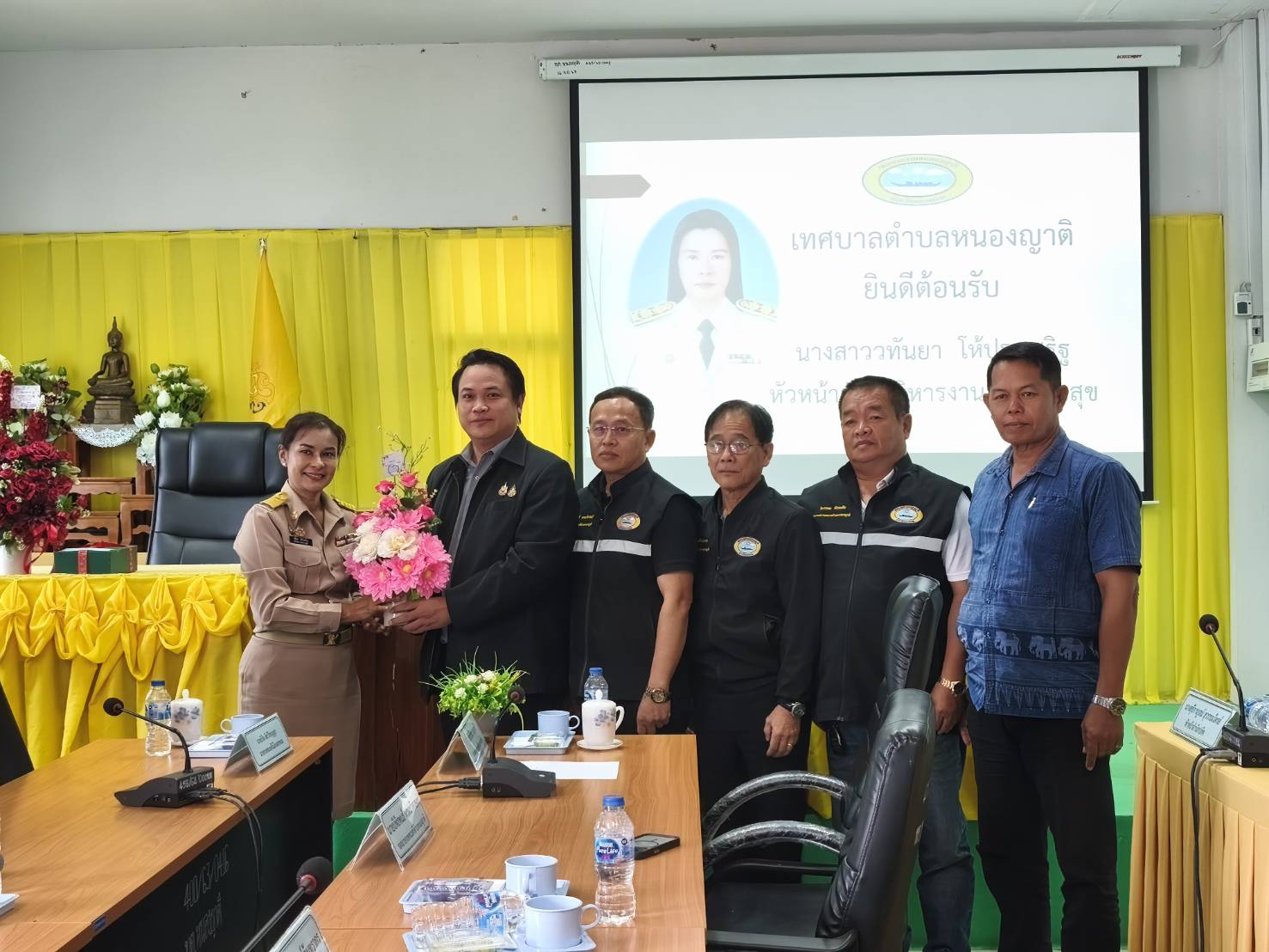 เทศบาลตำบลหนองญาติ แสดงความยินดีและต้อนรับ หัวหน้าฝ่ายบริหารงานสาธารณสุข
