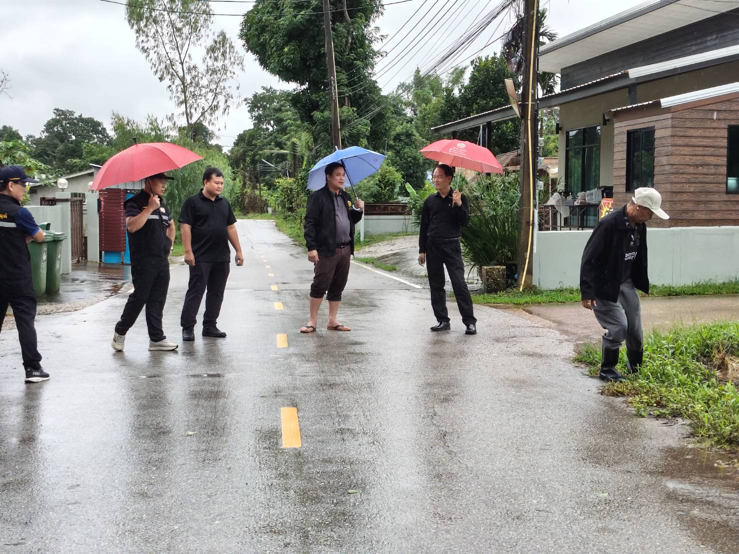 เทศบาลตำบลหนองญาติ ลงตรวจสอบพื้นที่ได้รับผลกระทบจากฝนตกหนัก หมู่ที่ 1 และหมู่ที่ 10