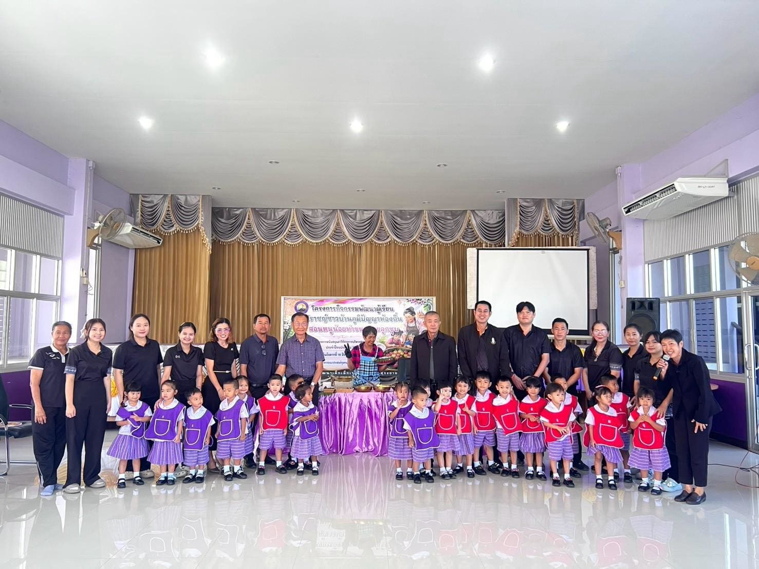 โครงการจัดกิจกรรมพัฒนาผู้เรียนปราชญ์ชาวบ้านภูมิปัญยาท้องถิ่นสอนหนูน้อยทำขนมไทยลูกชุป