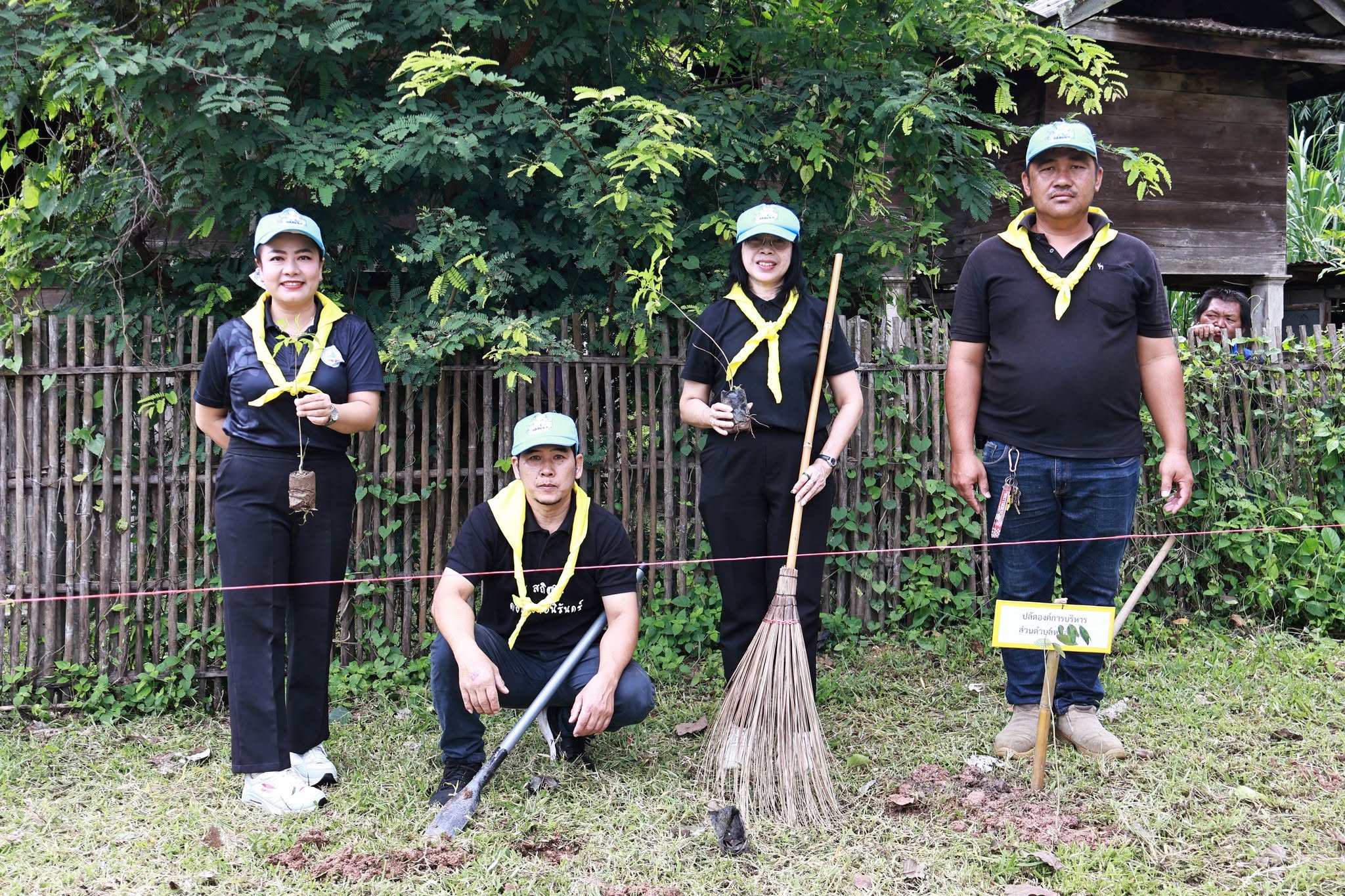 เทศบาลตำบลห้างฉัตร เข้าร่วมกิจกรรมจิตอาสาบำเพ็ญสาธารณประโยชน์และสาธารณกุศล เนื่องในวันคล้ายวันพระราชสมภพ สมเด็จพระนางเจ้าสิริกิติ์ พระบรมราชินีนาถ พระบรมราชชนนีพันปีหลวง