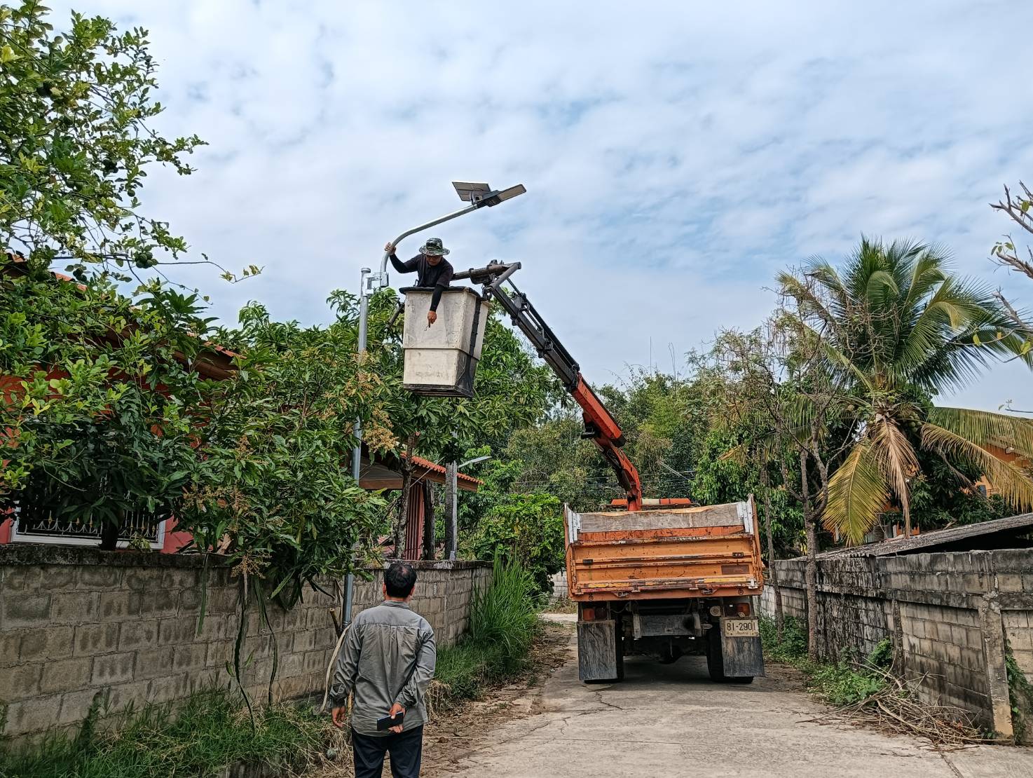 ติดตั้งโคมไฟโซล่าเซลล์ 2 จุด/ซ่อมแซมไฟฟ้าส่องสว่าง และตรวจเซ็คกล้อง cctv หน้าร้านปรีชามอเตอร์