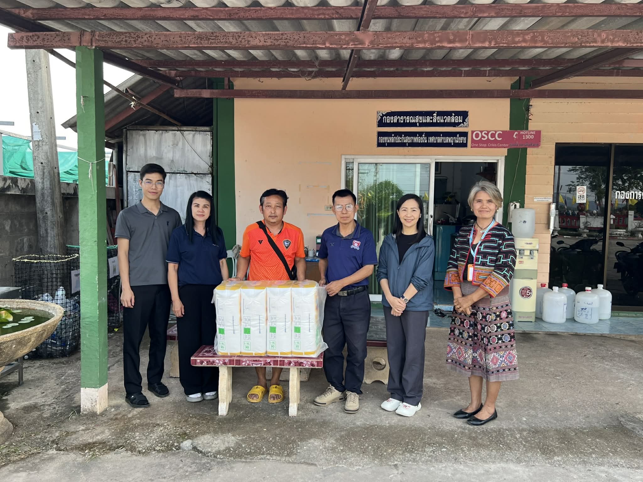 มอบผ้าอ้อมผู้ใหญ่ ให้กับญาติผู้ป่วย (ผู้ป่วย ราย นาย พรหมมา กันทะวงษ์)