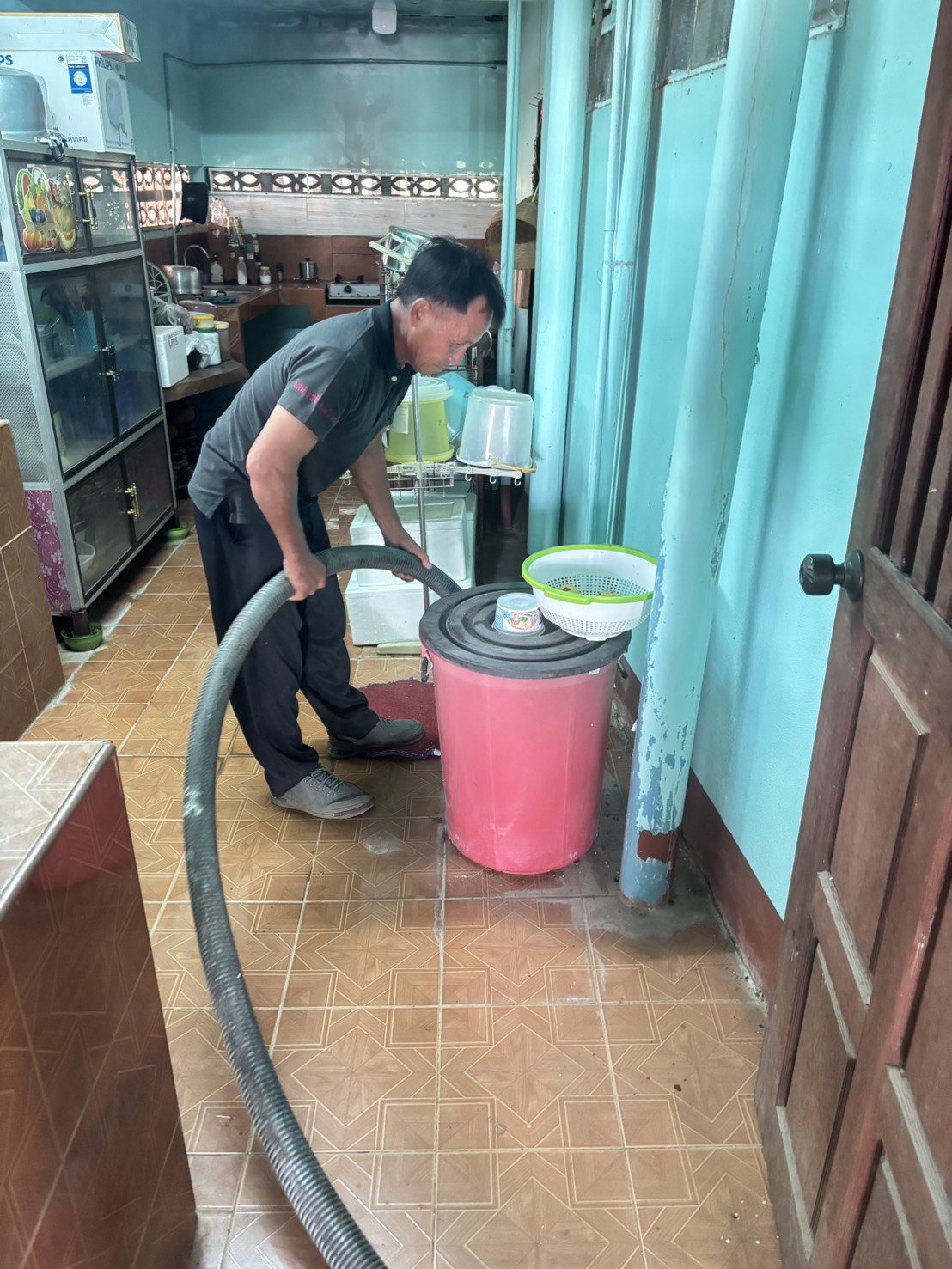 ออกให้บริการดูดสิ่งปฏิกูลให้กับประชาชน  บ้านหนองสองห้อง หมู่ 2 ตำบลเม็งราย