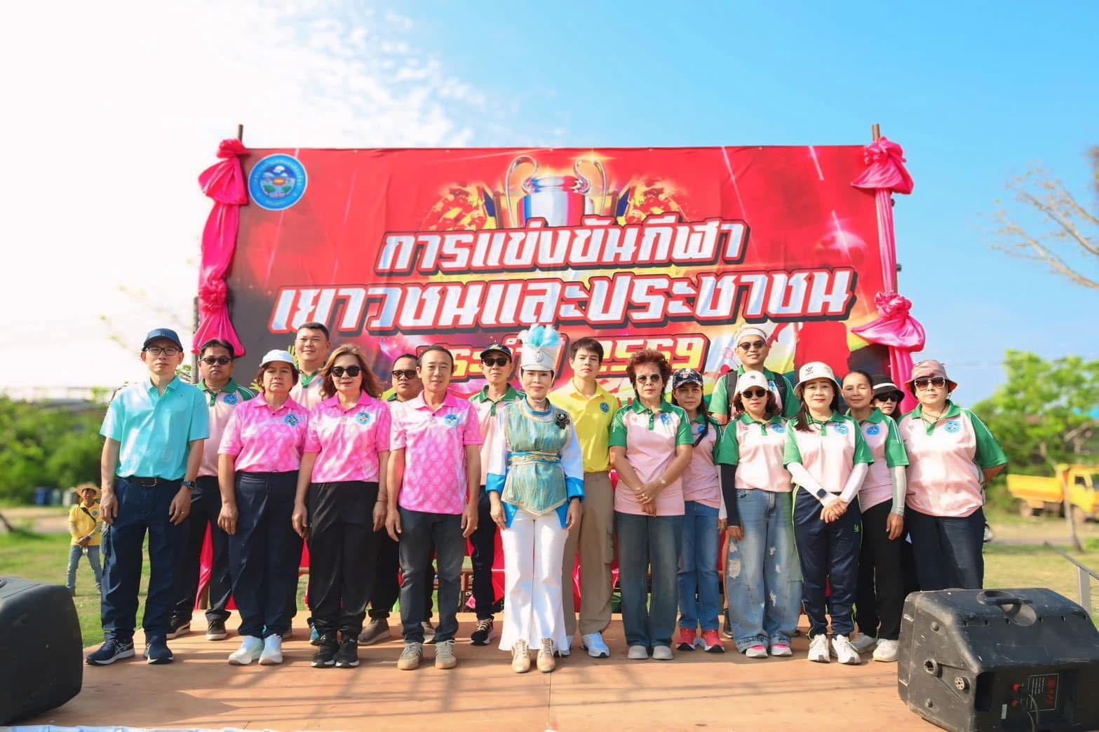 ภาพความสวยงามของเครื่องแต่งกายที่สะท้อนถึงความคิดสร้างสรรค์ และเสียงเชียร์ที่แสดงถึงความสามัคคี คือหัวใจสำคัญที่ทำให้งานกีฬาสี เทศบาลตำบลหนองสองห้อง ปีนี้ ไม่ใช่แค่การแข่งขันกีฬา แต่มันคือ 