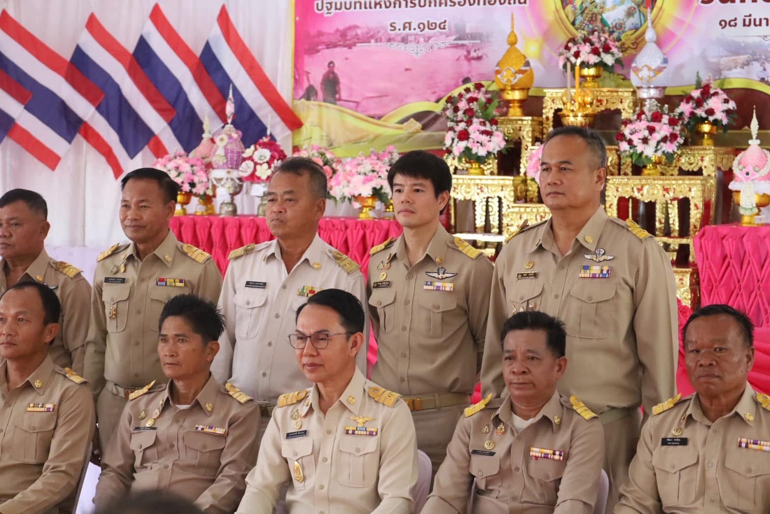 เทศบาลตำบลหนองสองห้อง ร่วมพิธีวันท้องถิ่นไทย พร้อมจัดศึกดวลแข้ง-กีฬามหาสนุก สร้างความสามัคคี  วันนี้ (18 มีนาคม 2569) คณะผู้บริหาร สมาชิกสภาเทศบาล พนักงาน และลูกจ้างเทศบาลตำบลหนองสองห้อง นำโดย นายภัทรพล จิรปัญจวัฒน์ รองนายกเทศมนตรีตำบลหนองสองห้อง  ได้ร่วม