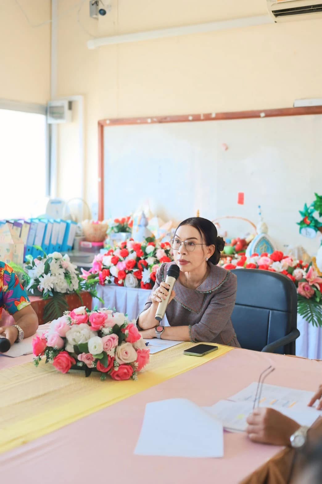 #นายกเทศมนตรีตำบลหนองสองห้องร่วมประชุมขับเคลื่อนคุณภาพการศึกษา พร้อมมอบนโยบายแก่คณะครูโรงเรียนเทศบาลตำบลหนองสองห้องและศูนย์พัฒนาเด็กเล็ก เทศบาลตำบลหนองสองห้อง ￼ วันที่ 2 เมษายน 2569  นางชลลดา อรรณนพพร นายกเทศมนตรีตำบลหนองสองห้อง ,นายภัทรพล จิระปัญจวัฒน์ ร