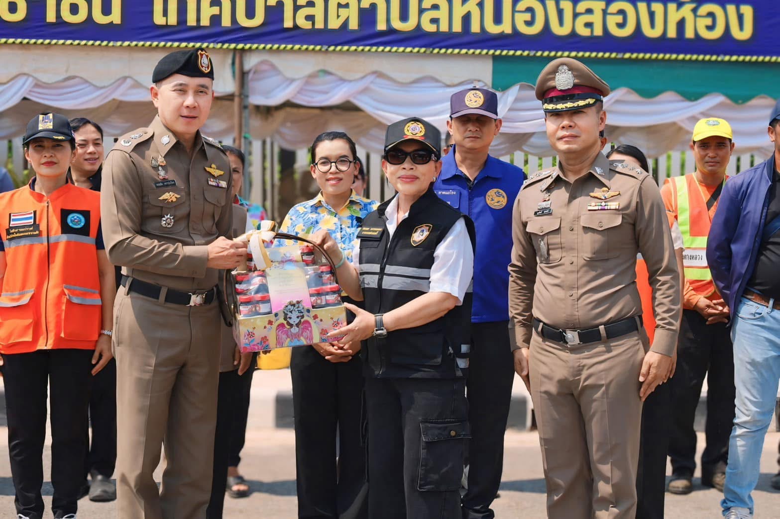 นายกเทศมนตรีตำบลหนองสองห้อง ต้อนรับ รอง ผบช.ภ.4 ตรวจเยี่ยมจุดบริการประชาชน สร้างความเชื่อมั่นในการเดินทางแก่พี่น้องประชาชน  เมื่อวันที่ 16 เมษายน 2569 เวลา10.00น. ณ จุดบริการประชาชนหน้าหมวดทางหลวงหนองสองห้อง  นางชลลดา อรรณนพพร นายกเทศมนตรีตำบลหนองสองห้อง 