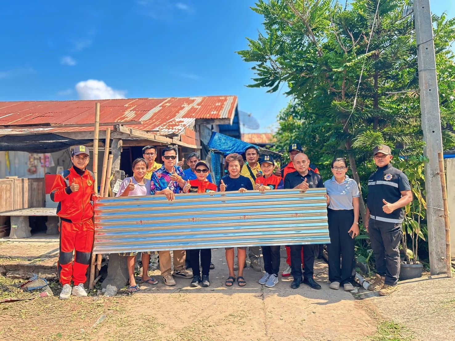 นายกเทศมนตรีรุดลงพื้นที่เยียวยาด่วน! หลังพายุฝนกระหน่ำ มอบวัสดุซ่อมแซมบ้านเรือนบรรเทาทุกข์พี่น้องประชาชน  วันที่ 30 เมษายน 2569 จากเหตุการณ์พายุฝนตกหนักเมื่อคืนที่ผ่านมา ส่งผลให้บ้านเรือนของพี่น้องประชาชนในเขตเทศบาลตำบลหนองสองห้องได้รับความเสียหาย ด้วยควา