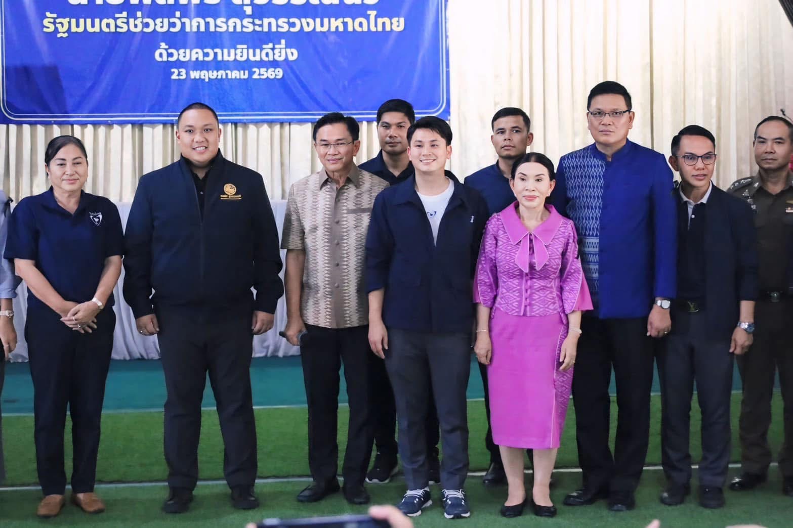 #นายกเทศมนตรีฯร่วมรับมอบนโยบายจากรัฐมนตรีช่วยว่าการกระทรวงมหาดไทย มุ่งขับเคลื่อนงานท้องถิ่นพร้อมเยี่ยมชมบูธ OTOP หนองสองห้อง กระตุ้นเศรษฐกิจชุมชน  วันที่ 23 พฤษภาคม 2569 เวลา 10.30น.  นางชลลดา อรรณนพพร นายกเทศมนตรีตำบลหนองสองห้อง และนายจีร์ระพัฒน์ วรสิงห์