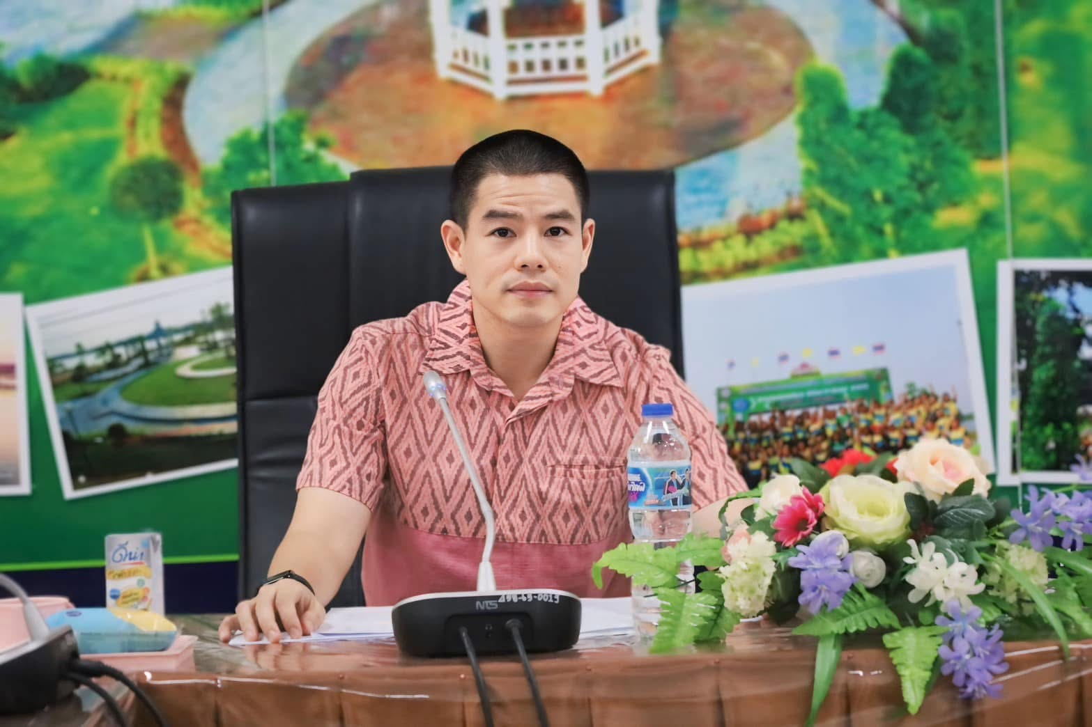#เทศบาลตำบลหนองสองห้องประชุมพิจารณาความดีความชอบลูกจ้างประจำและลูกจ้างตามภารกิจ ประจำปี 2569  เมื่อวันที่ 26 พฤษภาคม 2569 เวลา 10.00 น. ณ ห้องประชุมบัวหลวง เทศบาลตำบลหนองสองห้อง    นายภัทรพล จิรปัญจวัฒน์ รองนายกเทศมนตรีตำบลหนองสองห้อง ได้รับมอบหมายให้เป็น
