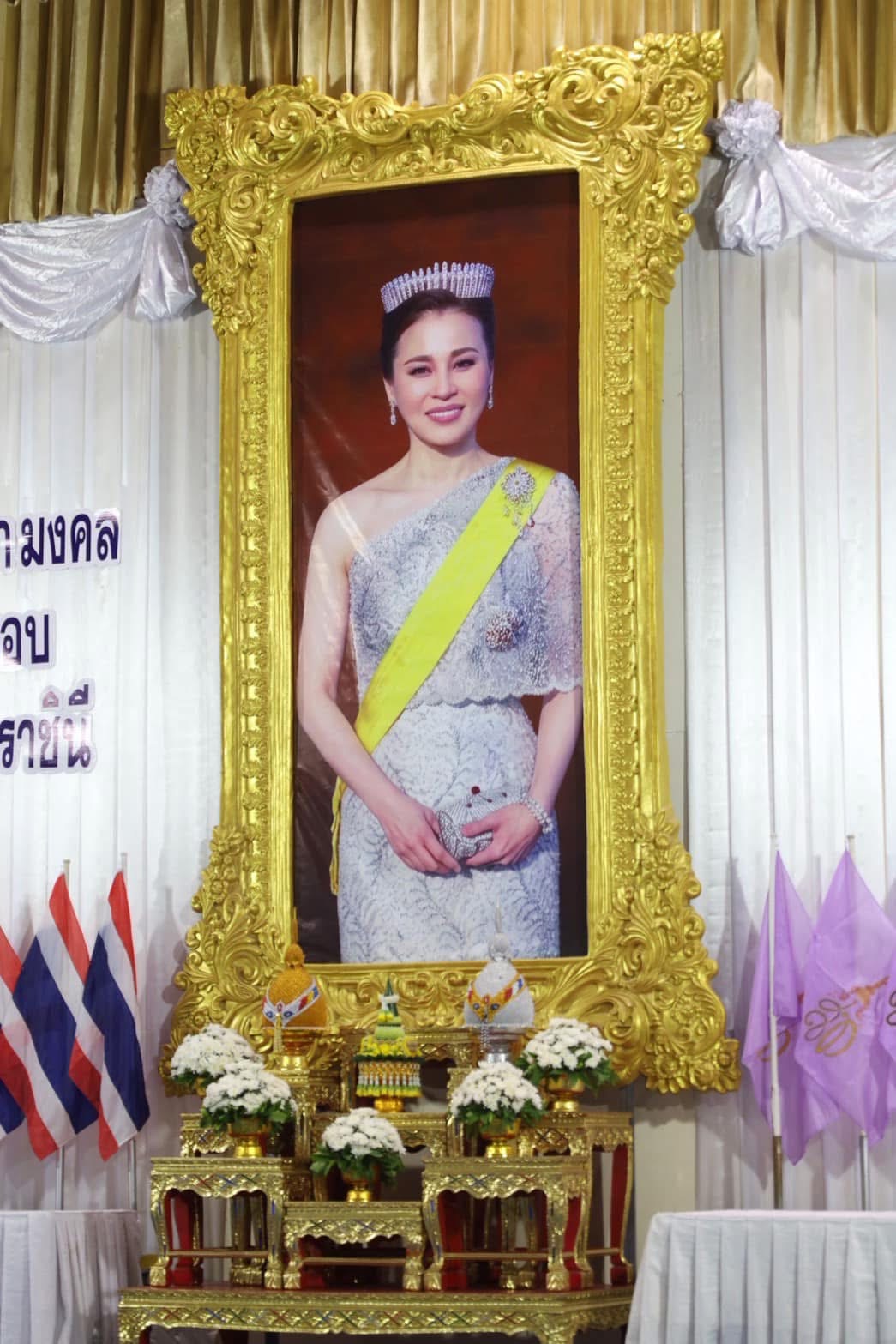 วันเฉลิมพระชนมพรรษา  สมเด็จพระนางเจ้าสุทิดา พัชรสุธาพิมลลักษณ พระบรมราชินี ๓ มิถุนายน  #เทศบาลตำบลหนองสองห้องร่วมพิธีวางพานพุ่มและจุดเทียนถวายพระพรชัยมงคล เนื่องในวันเฉลิมพระชนมพรรษา สมเด็จพระนางเจ้าฯ พระบรมราชินี ๓ มิถุนายน ค่ำวันนี้ (๓ มิถุนายน ๒๕๖๙) ณ 