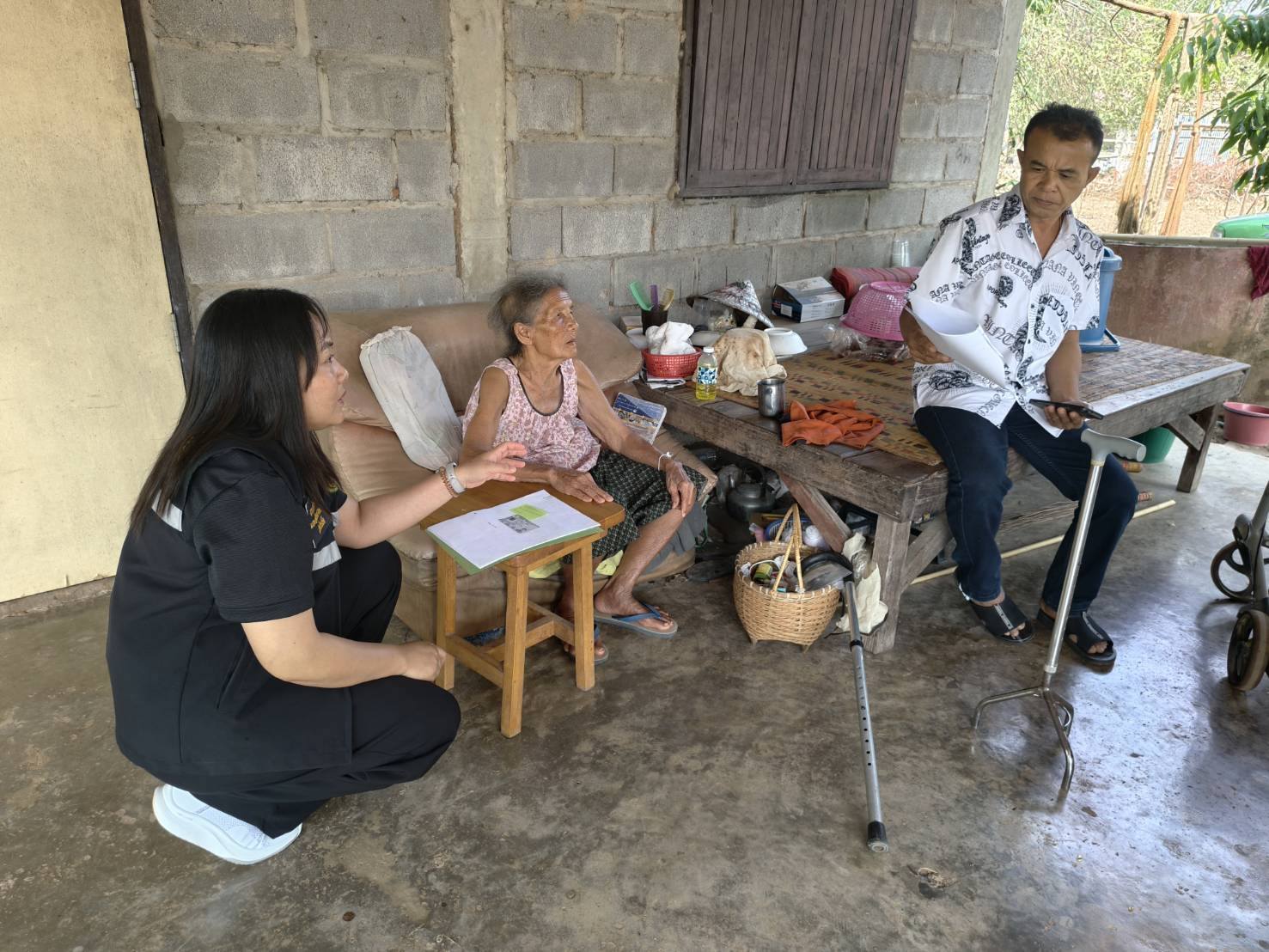 เจ้าหน้าที่งานสวัสดิการสังคมและสังคมสงเคราะห์ออกสำรวจและให้ความช่วยเหลือ แก่ผู้สูงอายุที่ต้องการขอรถเข็นวีลแชร์และผู้ประสบปัญหาทางสังคมที่ต้องการขอความช่วยเหลือ ณ บ้านโคกสว่างพัฒนา หมู่ที่ 7