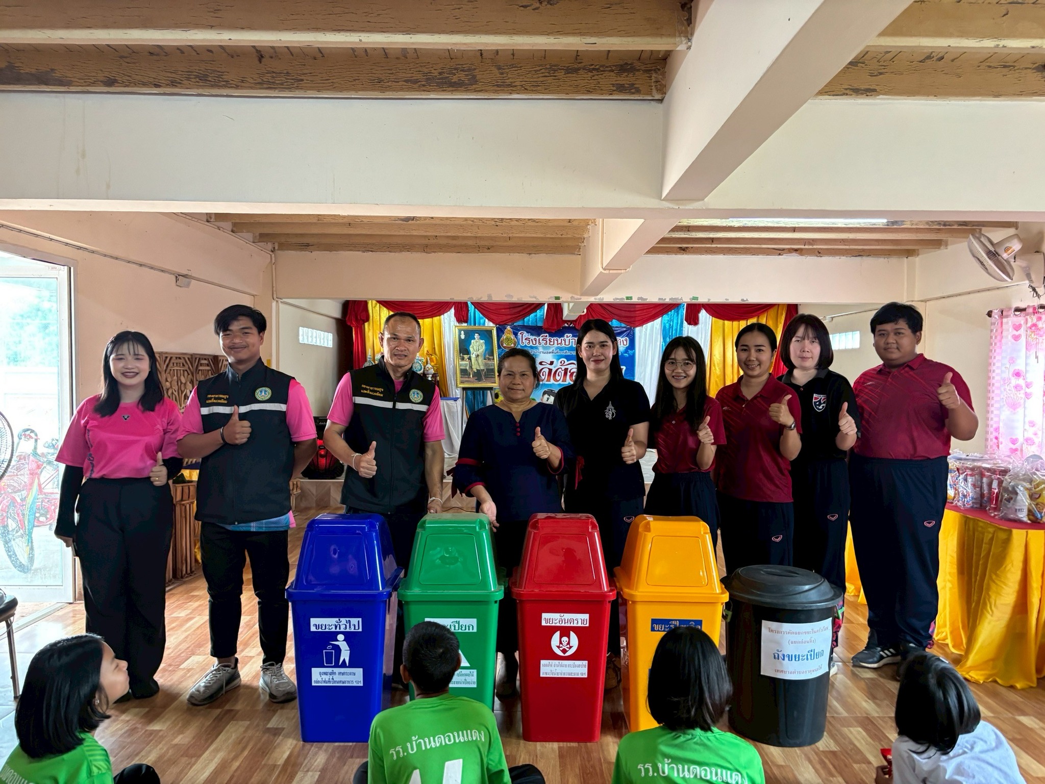 ประชาสัมพันธ์กองสาธารณสุขและสิ่งแวดล้อมลงพื้นที่ชุมชน หมู่ที่ 8 บ้านดอนแดง (โรงเรียนบ้านดอนแดง) เพื่อประชาสัมพันธ์/จัดกิจกรรมการคัดแยกขยะในครัวเรือน