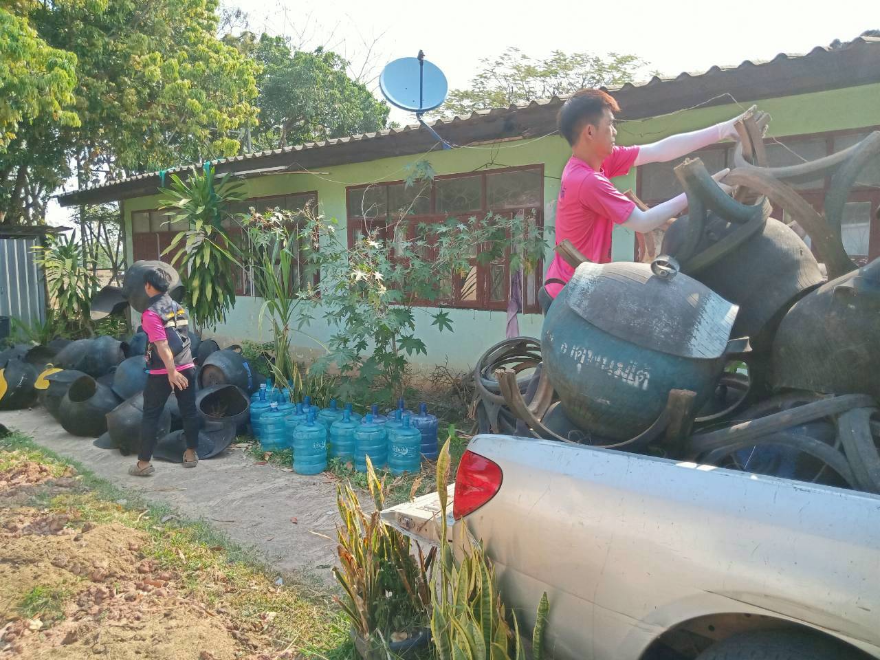 ประชาสัมพันธ์เทศบาลตำบลธาตุพนมใต้ กองสาธารณสุขและสิ่งแวดล้อม ดำเนินการจัดเก็บถังขยะใบเก่าจากสมาชิกในชุมชนเพื่อนำมาทำความสะอาด ซ่อมแซม และทาสีใหม่ บริเวณพื้นที่ชุมชน หมู่ที่ 8 บ้านหัวดอนใหญ่