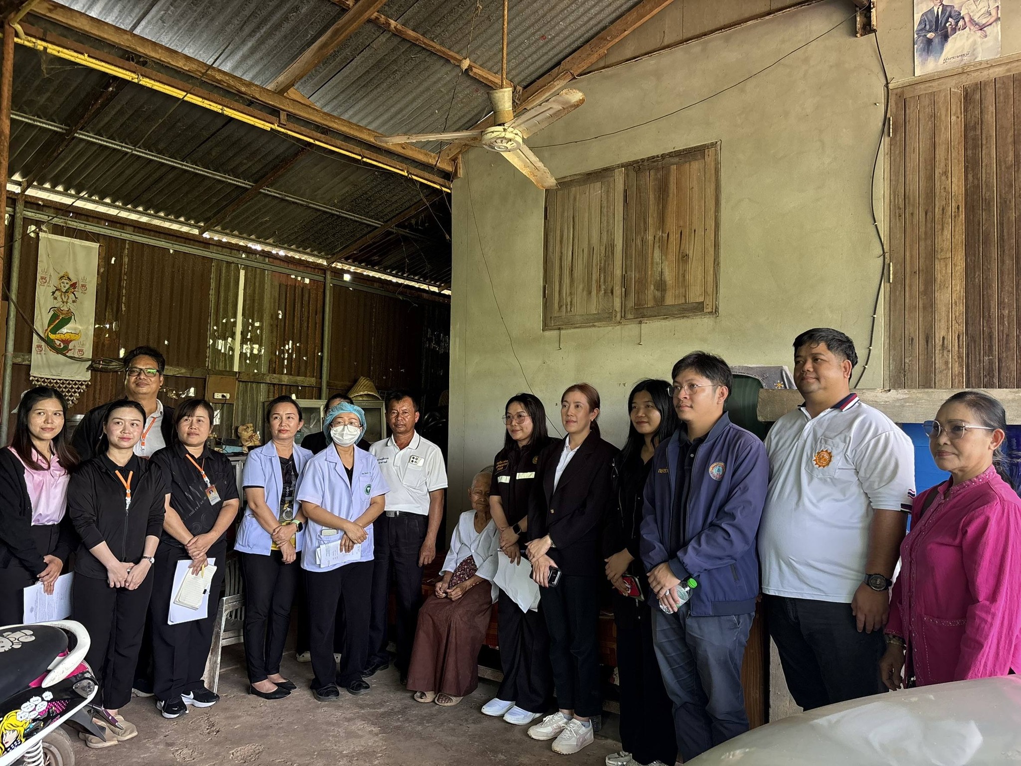 ประชาสัมพันธ์เทศบาลตำบลธาตุพนมใต้ เจ้าหน้าที่งานสวัสดิการสังคมและสังคมสงเคราะห์ เจ้าหน้าที่กองสาธารณสุขและสิ่งแวดล้อม ร่วมกับเจ้าหน้าที่กองสาธารณสุข องค์การบริหารส่วน​จังหวัดนครพนม​ และนักกายภาพบำบัด โรงพยาบาลนครพนม ลงพื้นที่สำรวจสภาพแวดล้อมผู้สูงอายุที่จำเป็นต้องได้รับการจัดสภาพแวดล้อมหรือบริการขั้นพื้นฐานเพื่อส่งเสริมคุณภาพชีวิต