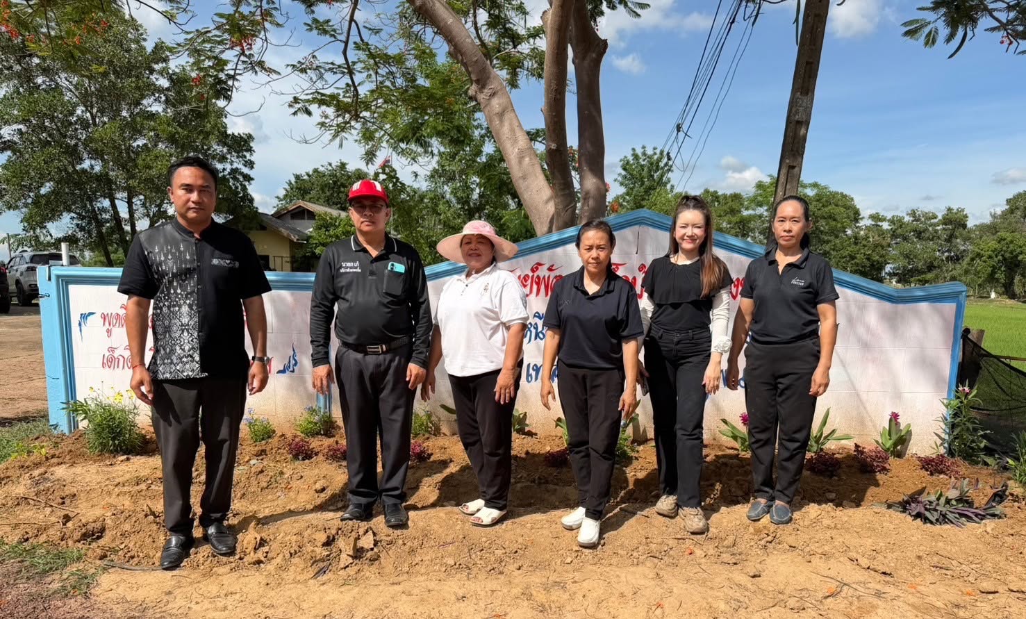 เทศบาลตำบลธาตุพนมใต้ลงพื้นที่ เพื่อปรับภูมิทัศน์ จัดระเบียบและออกแบบสวนหย่อมหน้าป้ายศูนย์พัฒนาเด็กเล็กบ้านโคกสว่างพัฒนา หมู่ที่ 7