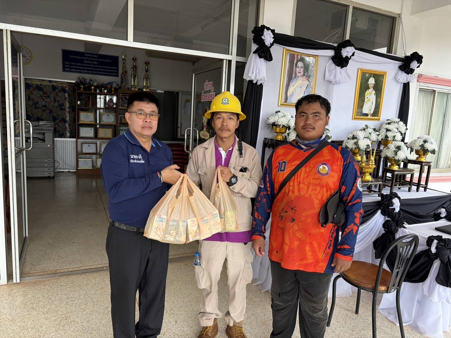 เทศบาลตำบลธาตุพนมใต้ขอขอบพระคุณการไฟฟ้าส่วนภูมิภาคสาขาธาตุพนม​ ที่มาดูแล​หลังจากที่เสาไฟฟ้าริมถนนของเทศบาลตำบลธาตุพนมใต้​
